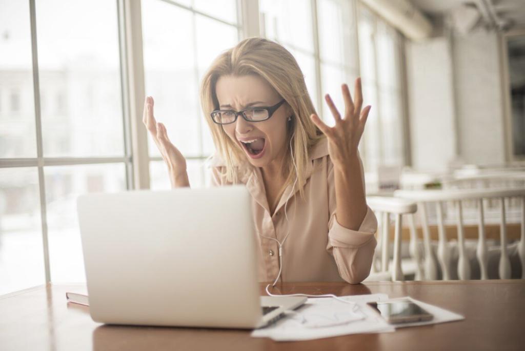 Une cliente se questionne devant son ordinateur portable